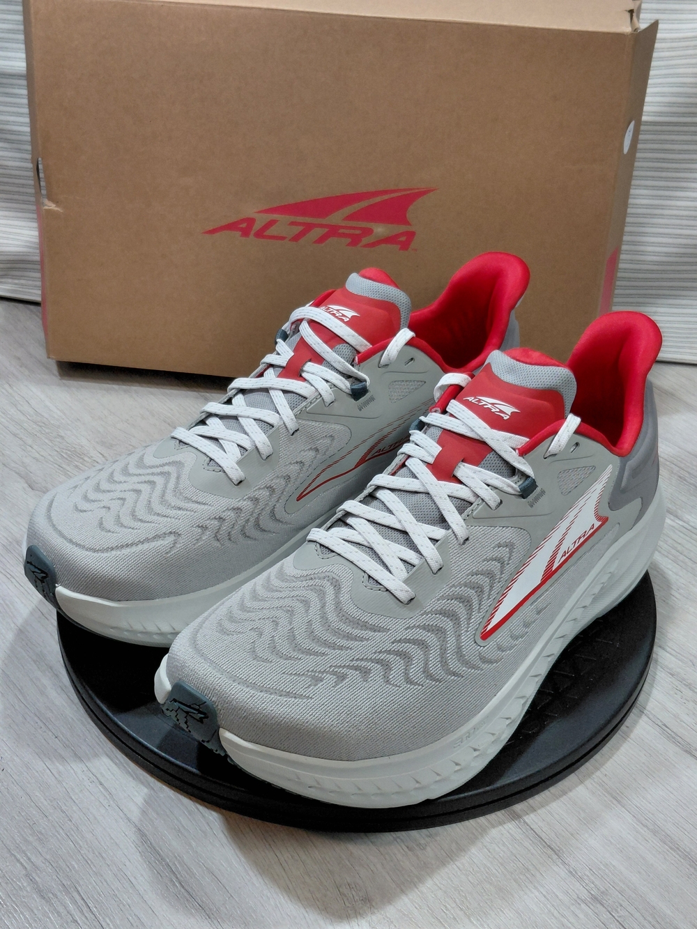 NEW Altra Men's Torin 7 Running Shoes Grey & University Red SIZE 10 WIDE